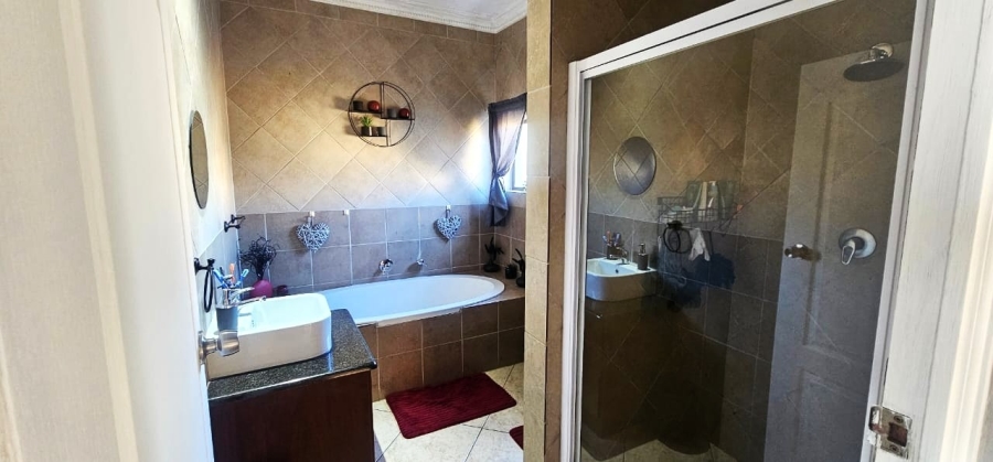 To Let 4 Bedroom Property for Rent in Safari Gardens North West